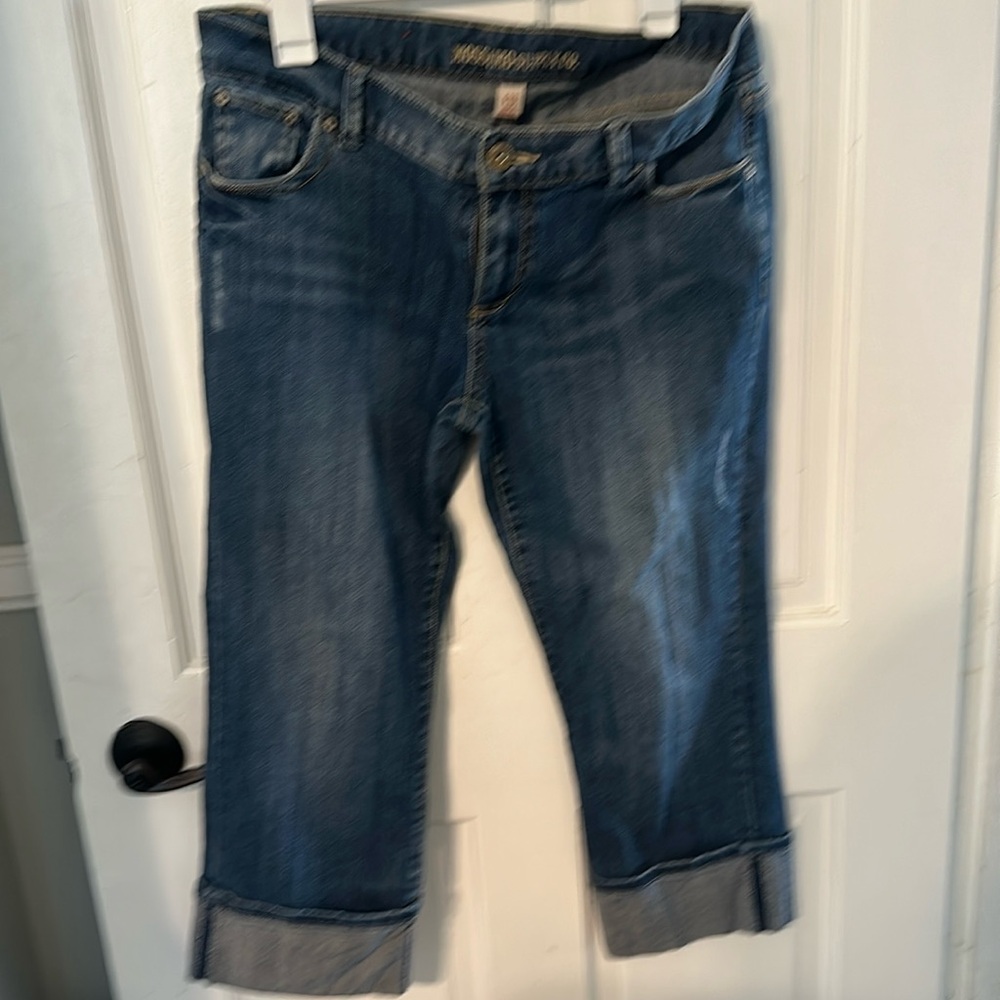 Women’s cropped sewn cuffed jean. No holes. Great shape